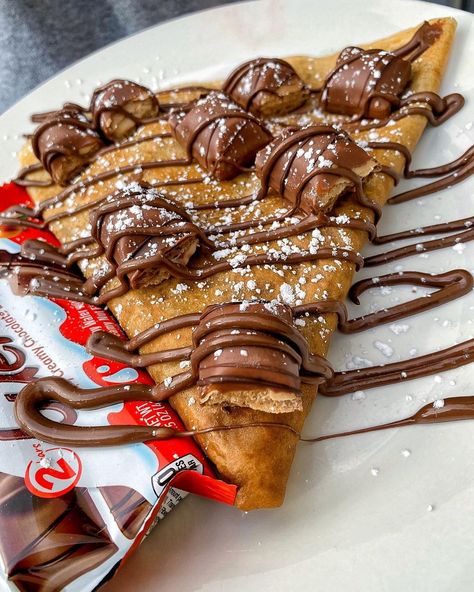 Crepe Food Photography, Les Crepes Snapchat, Paris Crepes Aesthetic, Strawberry Chocolate Crepes, Crepes Chocolate, Foodie Lover, Chocolate Crepes, Bell Gardens, Aesthetic Foods