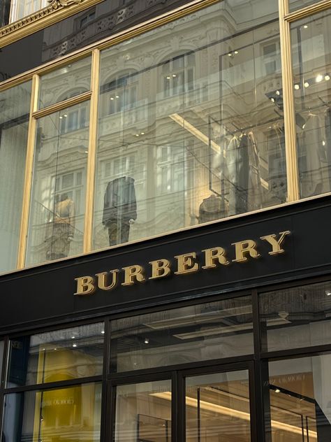 #burberry #fashion #store #style #vienna #shopping Inst: ariborodina Vienna Shopping, Burberry Aesthetic, Burberry Store, Burberry Fashion, Burberry Baby, Burberry Shop, Hunt Club, Visual Merchandising, Marketing Plan