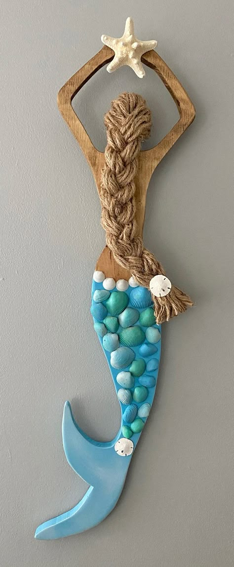 Mermaid Theme Crafts, Mermaid Diy Crafts, Mermaid Beach Decor, Mermaid Christmas Ornaments, Seashell Art Diy, Beach Themed Crafts, Diy Beach Decor, Mermaid Wall Decor, Seashell Projects