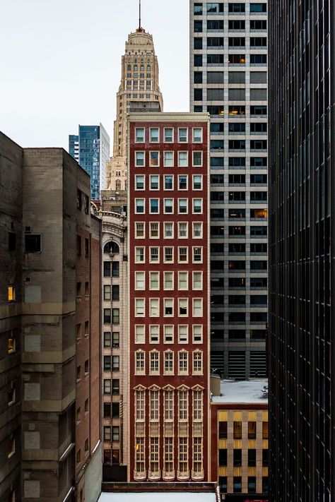 Highlighting center building by de-saturating surrounding buildings  Tall and narrow building in #Chicago Narrow Building, Architecture Photography Buildings, Chicago Buildings, Building Photography, High Building, Tall Buildings, Chicago Architecture, Urban Architecture, City Architecture