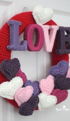 Crochet Wreath Pattern, Crochet Christmas Garland, Crochet Valentines, Crochet Valentine Patterns, Crochet Christmas Wreath, Repeat Crafter Me, Crochet Wreath, Crochet Heart Pattern, Valentines Patterns