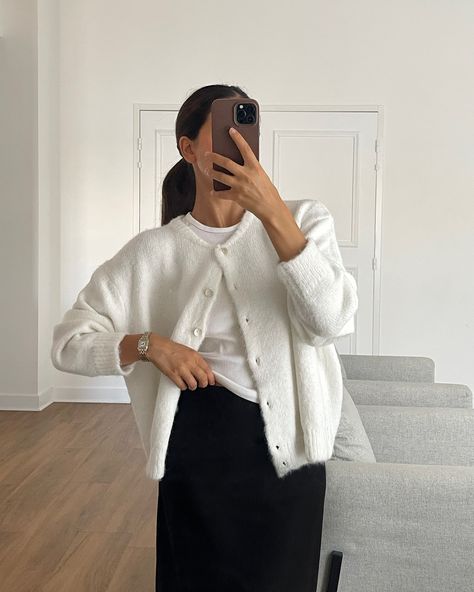 The perfect pre-fall ouffit = cardigan & long linen skirt. 🔎 - cardigan 8454 🔎 - skirt 11108 #OUTFITBOOK Long Skirt Cardigan Outfit, Long Skirt And Cardigan Outfit, Long Linen Skirt Outfit, Cardigan Skirt Outfit, Cardigan And Skirt Outfit, Skirt And Cardigan Outfit, Linen Skirt Outfit, Skirt Cardigan, Long Linen Skirt