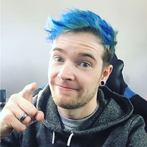 IT'S MA BIRTHDAY!! Thank you guys for all the comments and incredible pictures you've been sending me! I appreciate them all 🎉🎉💎 Dan Tdm, Hair Cut, Blue Hair, Youtubers, I Hope, Hair, Blue