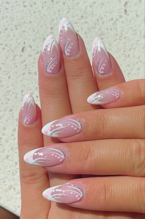 Concert Nails Almond, Esthetic Nails 2023, Nails Italy Design, Unique Almond Nails Designs, Nail Inspo 2024 Almond, Almond Nails Unique, Nail Inspo Trendy 2024, Y2k Nails French Tip, Y2k French Nails