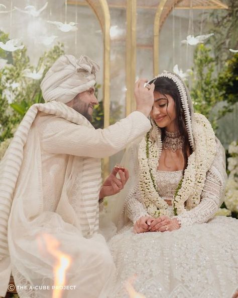 The A-Cube Project ™️ on Instagram: "White Whispers | Alanna & Ivor | March 2023 That quintessential moment of a Hindu wedding, which always leaves us with goosebumps ✨✨✨the absolutely breathtaking couple @alannapanday x @ivor 🤍🤍✨ Wedding Designers (Haldi & Wedding): @thea3project Photography: @said thehouseontheclouds Planners: @motwane.co Florals: @blacktulipflowers_india Stylist: @styledbyami Production: @houseofvivaah Furniture Rentals: @rentastic.in Light: @bharat.lightdesigner MUA Ivory Wedding Decor, Hindu Wedding Photos, Indian Wedding Aesthetic, Haldi Wedding, Wedding Designers, Indian Bride Outfits, Pakistani Wedding Outfits, Instagram White, Bollywood Wedding