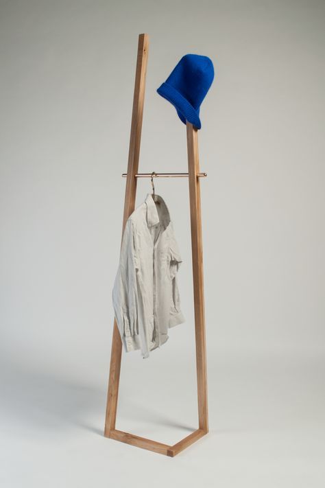 Silent Butler – Clothes Hanger – leandra eibl portfolio Hanger Design Ideas, Butler Clothes, Clothes Hanger Design, New Home Aesthetic, Cloth Hanger Stand, Wooden Clothes Rack, Wall Bookshelf, Cloth Hanger, Hanger Stand