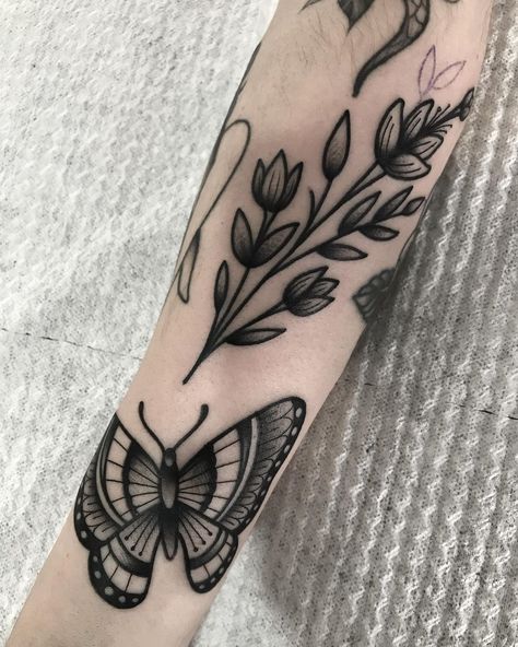 Tattoo Drawing Inspiration, Tattoos To Start A Sleeve, Traditional Tattoos Feminine, Traditional Tattoo Flowers Black, Floral Traditional Tattoo, Traditional Floral Tattoo Sleeve, Top Of Wrist Tattoos, Traditional Flowers Tattoo, Traditional Tattoos Flower