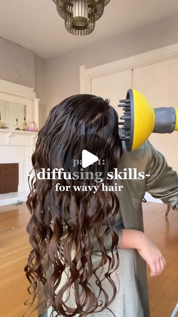 Sophie Marie on Instagram: "the long awaited diffusing breakdown is HERE! I am splitting this up into multiple parts just so I can talk about each technique individually, but if you want to see my full routine just scroll back a few videos! Hover diffusing is the best way to start your dry routine because you can fully dry your roots and start to form your cast, both of which are NECESSARY to reduce tangles and frizz before you start moving your hair around with pixie diffusing. I know it seems like an unnecessary step, but when I skip the hover my hair ends up a lot less defined and with a lot more frizz! As always, you want to diffuse *after* applying your products and make sure to microplop your hair beforehand so you can squeeze out as much water as you can to reduce the dry time Wet Hair Curls, Blow Dry Curly Hair, Dry Long Hair, 2a Hair, Curl Routine, Hair Diffuser, Dry Curly Hair, Blow Dry Hair, Soaking Wet