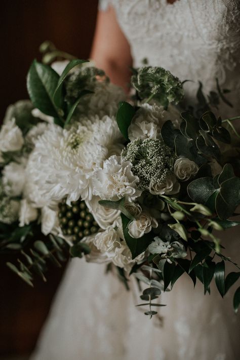 Wedding Flower Arrangements Green, Forest Green Wedding Bouquet, Dark Green Wedding Flowers Bouquets, Forest Green Wedding Flowers Bridal Bouquets, Dark Forest Wedding Bouquet, Forest Themed Wedding Bouquet, Hunter Green Flowers Wedding Bouquets, Wedding Bouquets Dark Green, Dark Green And White Wedding Bouquet