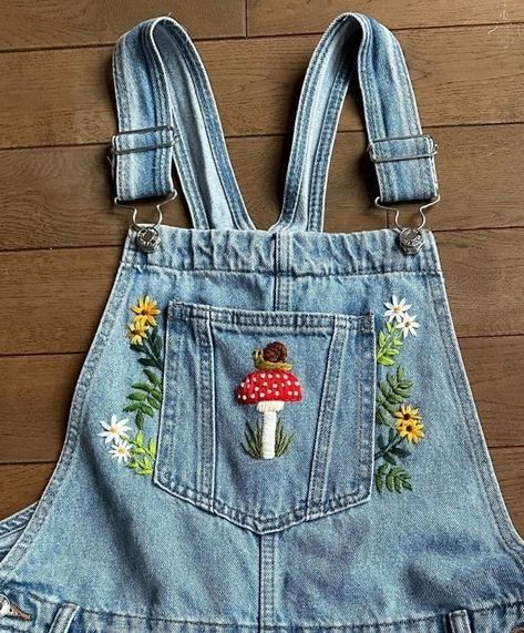 Embroidery Inspiration Jeans, Embroidery Overalls, Embroidery Doodles, Overall Embroidery, Diy Overalls, Embroidered Jeans Diy, Embroidered Overalls, Jean Ideas, Clothes Embroidery Diy