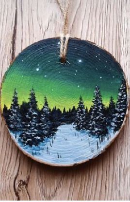 Wood Disc Painting Ideas, Wooden Coaster Painting Ideas, Wood Slice Art, Wood Slice Crafts, Presents Christmas, Wooden Slices, Xmas Tree Ornament, Christmas Wood Crafts, Wood Slice Ornament