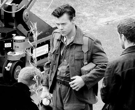 Dunkirk set Dunkirk Harry Styles, Dunkirk Harry, Harry Styles Dunkirk, Beautiful Inside And Out, I Saw, Boy Bands, Harry Styles, Che Guevara, Military Jacket