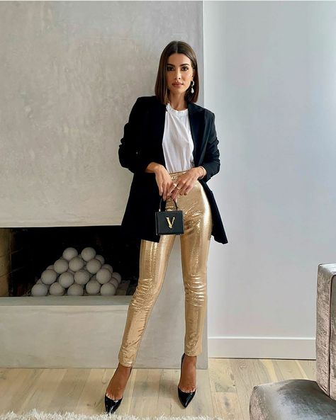 Gold Pants Outfit, Outfits Leggins, Gold Jeans, Gold Leggings, Look Legging, Gold Pants, Workwear Essentials, Metallic Pants, Sequin Pants