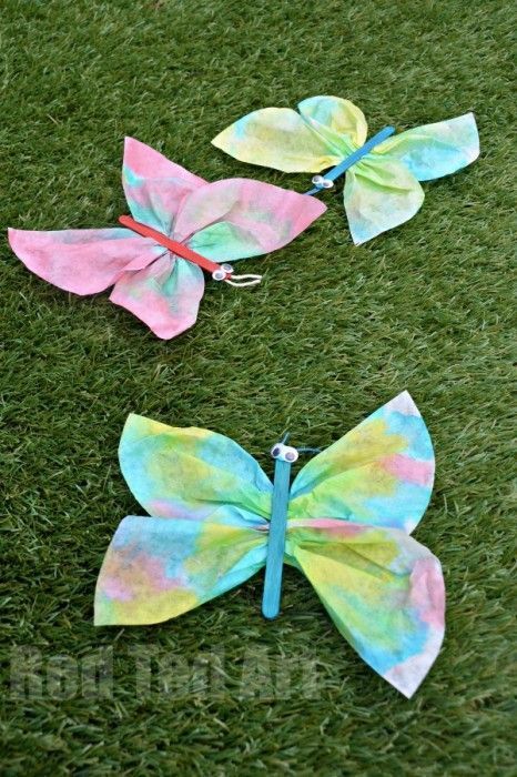 Coffee Filter Butterfly Crafts for Preschoolers - these are so so simple to make and look totally adorable. We have set on my little girl's bedroom wall and they are just delightful! Deco Pastel, Crafts For Preschoolers, April Crafts, Coffee Filter Crafts, Spring Preschool, Summer Crafts For Kids, Paper Butterflies, Butterfly Crafts, Spring Activities