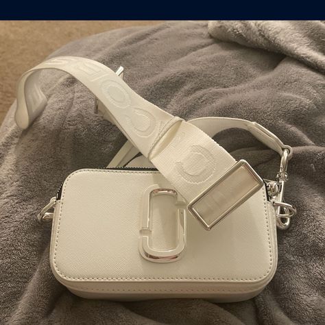 Marc Jacobs Snapshot Bag White, Mark Jacobs Purse, White Marc Jacobs Bag, Marc Jacobs Snapshot Bag Outfit, Mark Jacobs Bag, Marc Jacobs Snapshot Bag, Marc Jacobs Crossbody Bag, Marc Jacobs Purse, Trendy Purses