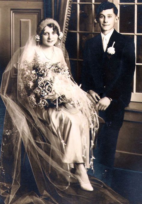 Vintage Wedding Dress 1920s, Cardboard Folder, Old Wedding Photos, Vintage Bridal Fashion, Vintage Wedding Photography, 1920s Wedding, Vintage Brides, Vintage Wedding Photos, Victorian Wedding