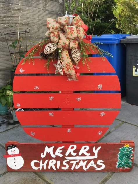 Palet Christmas Ideas, Wood Crafts Christmas Project Ideas, Christmas Pallet Crafts, Pallet Projects Christmas, Christmas Pallet, Outdoor Christmas Diy, Pallet Christmas Tree, Wooden Christmas Crafts, Wooden Christmas Decorations