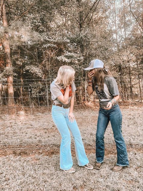 Cute Country Instagram Pictures, Cute Country Best Friend Pictures, Bestie Western Photoshoot, Country Photoshoot Ideas Best Friends, Western Best Friend Pictures, Country Best Friend Pictures, Country Besties, Country Girl Aesthetic, Country Friends