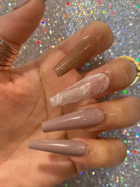 Taupe with marble and reflective glitter. Taupe And White Nails, Fall Fancy Nails, Boujee Nails Designs Short, Light Gray Nails With Design, Classy Nails Glitter, Beige And Brown Nails, Long Acrylic Nails Designs, Fall Pink Nails, Gray Nail Designs