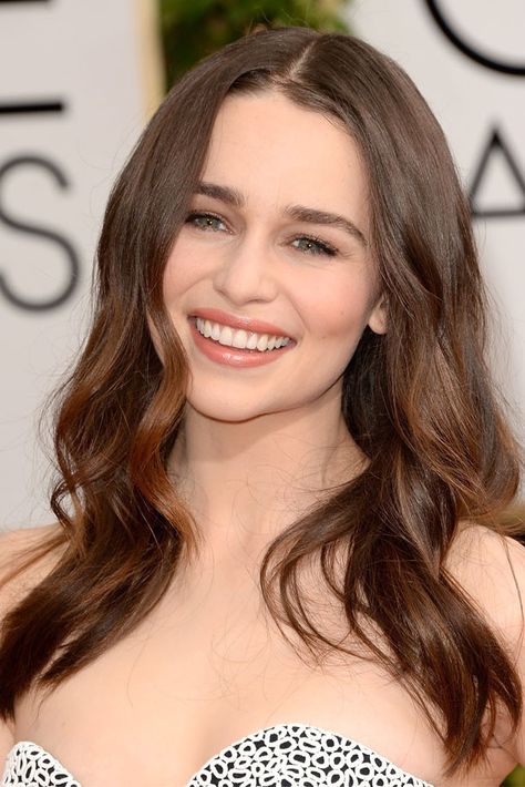 Emilia Clarke Plastic Surgery Before and After - Celebrity Sizes Emilia Clarke… Celebrity Smiles, Brunette Actresses, Celebrity Wigs, 30 Under 30, Celebrities Before And After, Female Actresses, Mother Of Dragons, Long Wavy Hair, Emilia Clarke