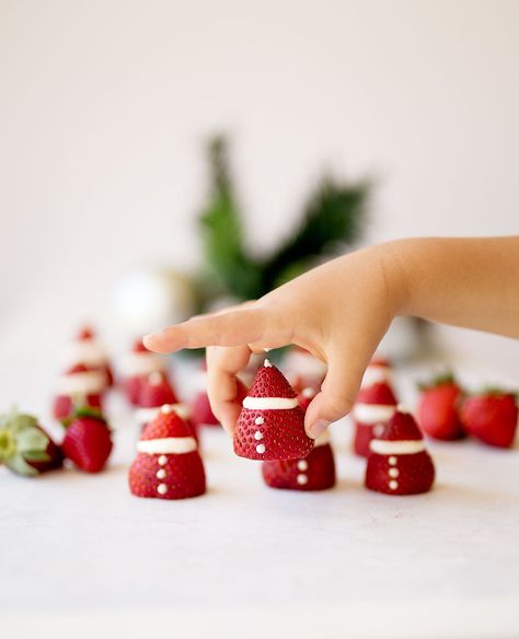 Strawberry Santas made with Strawberries & Cream | Kids Eat by Shanai Christmas Strawberries, Strawberry Santas, Christmas Strawberry, Easy Christmas Treats, Peanut Chicken, Chocolate Sprinkles, Strawberry Cream, Oven Baked Chicken, Snack Plate