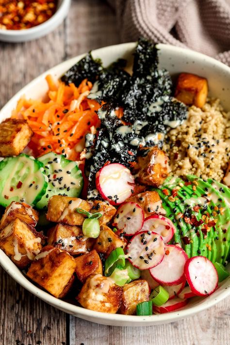 Tofu Quinoa Sushi Bowl - UK Health Blog - Nadia's Healthy Kitchen Quinoa Sushi Bowl, Healthy Sushi Bowl, Tofu Quinoa Bowl, Cafeteria Kitchen, Quinoa Tofu, Tofu Quinoa, Tofu Bowls, Plats Healthy, Sushi Bowl