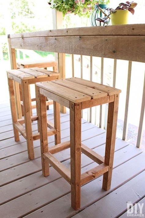 diy-wood-outdoor-stools Build Outdoor Bar, Outdoor Bar Chairs, Palet Bar, Rustic Outdoor Bar, Diy Bar Stools, Diy Outdoor Bar, Diy Stool, Bar Table And Stools, Backyard Bar