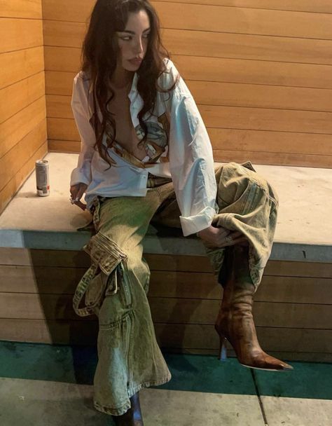 Rockstar Summer Outfit, Turkish Street Style, Jemima Kirke Style, Eclectic Outfits For Women, Folk Punk Aesthetic, Savannah Hudson, 70s Outfits, Aesthetic Outfit Ideas, Boho Chic Outfits