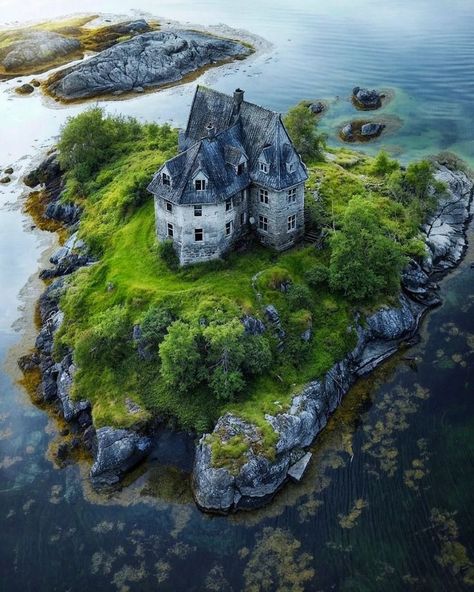 Hobbit Garden, Castle Island, Romancing The Stone, W.i.t.c.h Aesthetic, Castle Aesthetic, Halloween Everyday, Beautiful Castles, Howls Moving Castle, Dream Houses