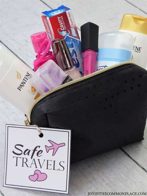 Are you looking for travel gift ideas for women? A DIY travel gift kit is such a fun gift to give to a friend or family member who plans to travel! Fill a make up bag with toiletries and cosmetics and you have the perfect gift idea! | Travel Gifts for Her | Gift Ideas for Travelers | Travel Kit for Women | Travel Gift Ideas | Travel Kit | #traveling #DIYgift #travelgift #giftideas #travelgiftideas #giftsfortravelers Diy Travel Gifts, Travel Kit For Women, Travel Gift Basket, Travel Kit Gift, Gift Ideas For Travelers, Travel Gift Ideas, Best Travel Gifts, Free Printable Gifts, Free Printable Tags