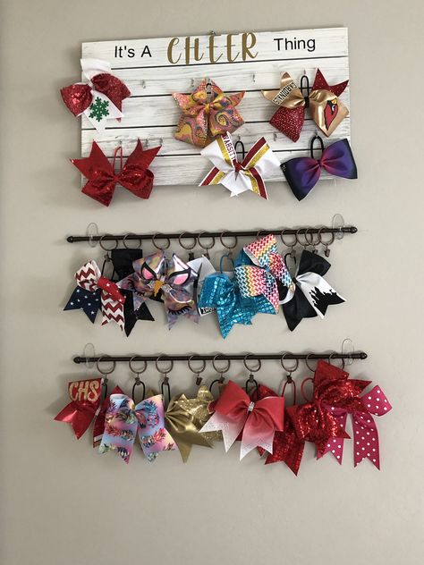 Cheer Showcase Ideas, Cheer Bow Holder Diy, Cheer Bow Display, Cheerleading Room, Cheer Room Decor, Cheer Room, Diy Bow Holder, Cheer Bow Holder, Cheer Bows Diy