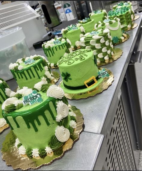 Saint Patrick Dessert Ideas, St Pattys Day Cake Ideas, Saint Patrick Cake, St Patricks Day Bakery Ideas, St Patrick Day Cake Ideas, Saint Patrick’s Day Cake, St Patricks Day Cakes Decorating, St Patrick’s Day Cake Ideas, St Patrick’s Day Cupcakes