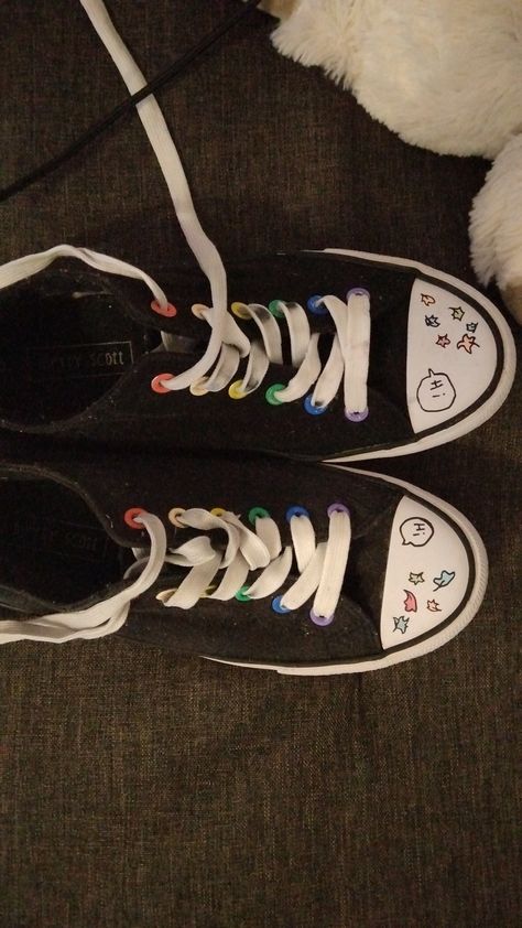 Heartstopper Shoes, Alt Style Outfit, Converse Drawing, Sharpie Shoes, Alt Shoes, Converse Design, Drarry Fanart, Alice Book, Punk Shoes