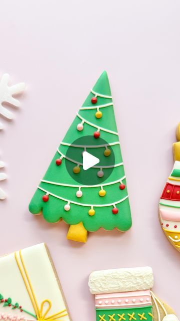 Devon Byerley on Instagram: "Last one from this set - simple and satisfying! 😍🎄 #christmascookies #christmasbaking #cookievideo #cookiedecoratingvideo #royalicingart #icing #edibleart #cookieartist #cookieart #decoratedsugarcookies #cookiedecorating #decoratedcookies #royalicingcookies #royalicing #cookies" Royal Icing Christmas Tree, Christmas Tree Cookies Royal Icing, Christmas Cookie Decorating Videos, Icing Christmas Tree, Cookie Decorating Videos, Christmas Cookie Decorating, Cookie Videos, Tree Cookies, Decorating Videos