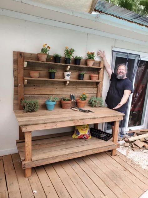 Planting Station Potting Tables, Garden Work Bench Potting Station, Garden Workbench, Planting Station, Potting Benches Diy, Garden Work Bench, Diy Garden Table, Pallet Potting Bench, Potting Bench Ideas