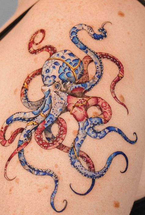 Blue Back Tattoo, Blue Porcelain Tattoo, Kintsugi Tattoo Ideas, Cute Octopus Tattoo, Sara Tattoo, Porcelain Tattoo, Kintsugi Tattoo, Leg Tats, Blue Ink Tattoos