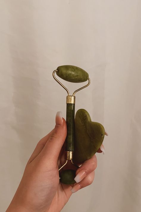 Jade Roller And Gua Sha Aesthetic, Gua Sha Aesthetic Photo, Skin Care Tools Aesthetic, Guasha Photography, Jade Roller Routine, Guasha And Jade Roller, Guasha Aesthetic, Gua Sha Aesthetic, Jade Roller Benefits