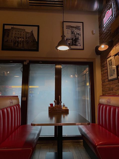 Aesthetic Fast Food Restaurant, Old Fast Food Restaurants, Fastfood Restaurant Aesthetic, Diner Food Aestathic, Vintage Restaurant Aesthetic, Fast Food Restaurant Aesthetic, Old Diner Aesthetic, 60s Restaurant, New York Diner