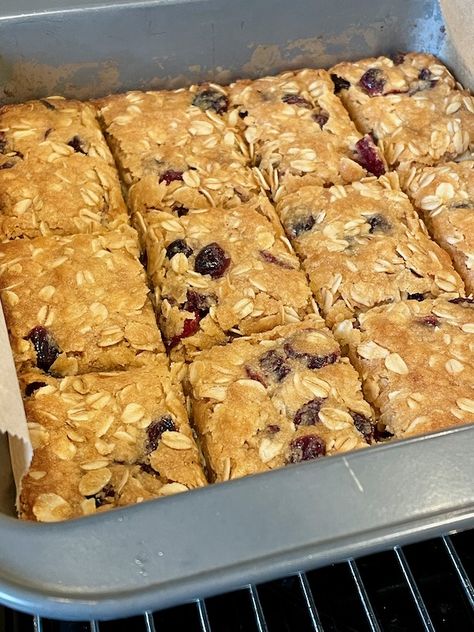 Cranberry Oat Bars Cranberry Oatmeal Bars Healthy, Cranberry Apple Bars, 8x8 Desserts, Cranberry Oat Bars, Cranberry Oatmeal Bars, Oat Bar Recipe, Oatmeal Raisin Bars, Banana Energy, Oatmeal Bars Healthy