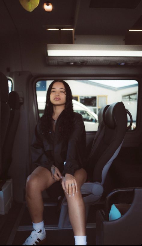 Ella Mai Wallpaper Iphone, Ella Mai Pfp, Ella Mai Outfits, Ella Mai Aesthetic, Ella Mai Wallpaper, Ella Mai, Female Rappers, Woman Crush, Female Artists