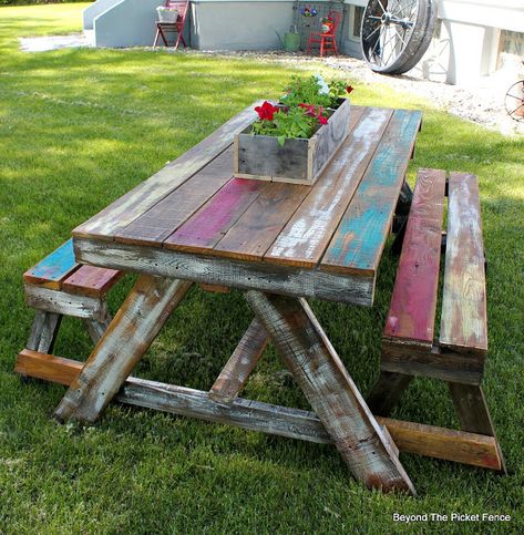 Pallet Picnic Table, http://bec4-beyondthepicketfence.blogspot.com/2016/06/pallet-picnic-table.html Pallet Picnic, Painted Picnic Tables, Pallet Picnic Tables, City Gardening, Gardening Drawing, Gardening Painting, Terrace Gardening, Pallet Gardening, Diy Picnic Table