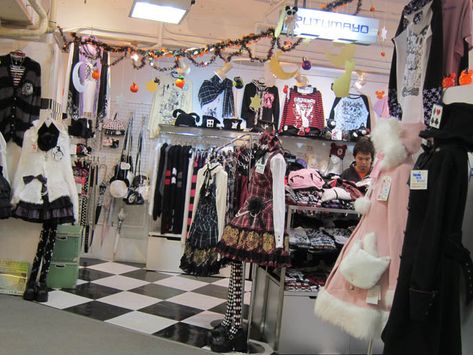 Putumayo store Gothic Boutique, Harajuku Shopping, Kawaii Shopping, Fashion In Japan, Punk Shop, Rock Clothing, Japan Streetwear, Fashion Shops, Japanese Clothing