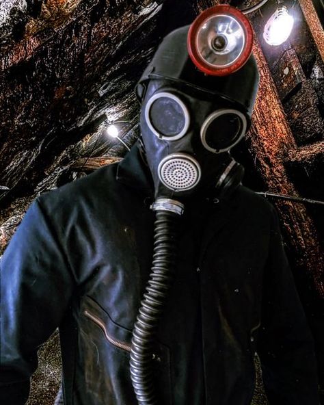 Harry Warden Pfp, Harry Warden, 2000 Vibes, Fallout Fan Art, Gas Mask Girl, Horror Lovers, Mask Girl, Masked Man, Horror Icons