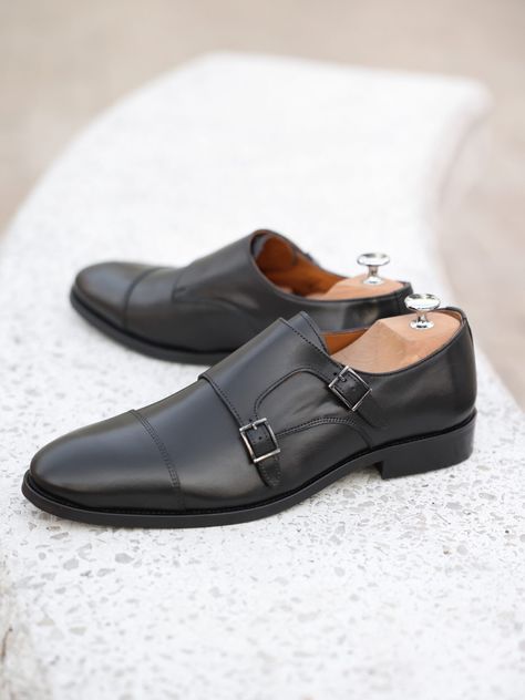 Men's all black calf leather monk strap shoes The post Ankara appeared first on MrGuild Men's Suits. Double Monk Strap Shoes, Double Monk Strap, Monk Strap Shoes, Slim Fit Suits, Fitted Suit, Aging Beautifully, Strap Shoes, Men's Suits, Monk Strap