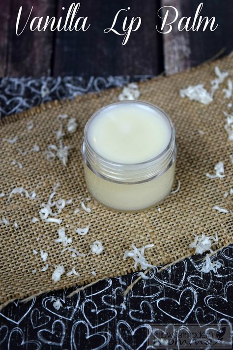 Vanilla Homemade Lip Balm Lip Balm Making, Vanilla Homemade, Nail Art Matte, Diy Lip Balm Recipes, Lip Scrub Recipe, Vanilla Lip Balm, Lip Scrub Homemade, Homemade Moisturizer, Lip Scrub Diy