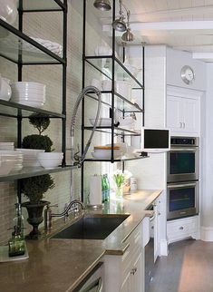 Do not allow the mess of points in your kitchen area. Beginning arranging neatly, conveniently as well as simply. Obtain easy Cooking area Rack Concepts 25 Suggestions for Organizing Open Kitchen Area Shelves. #openkitchenwallshelves #openkitchenshelvesdiy #kitchenshelvesforwall #kitchenshelvesdecoratingideas Vintage Modern Kitchen, Glass Shelves Kitchen, Kabinet Dapur, Kitchen Glass, Decor Ikea, Open Kitchen Shelves, Regal Design, Kitchen Corner, Metal Kitchen