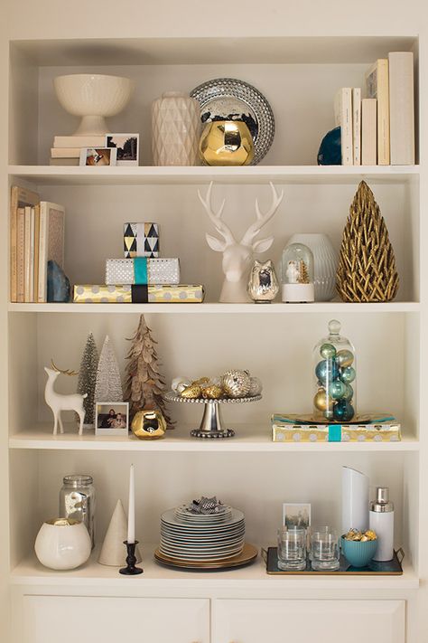 christmas decor Christmas Bookshelf, Bookshelf Styling, Bookshelf Decor, Book Shelf, Decoration Christmas, Christmas Inspiration, Knick Knacks, Shelf Decor, Winter Decor