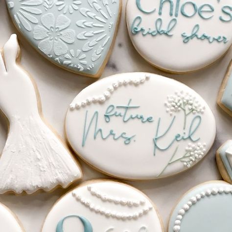 Blue Bridal Cookies, Pearl Cookies Decorated, Pearls And Prosecco Cookies, Bridal Shower Set Up, Bridal Shower Cookies Decorated, Bridal Cookies, Bridal Shower Cookies, Shower Cookies, Cookies Decorated