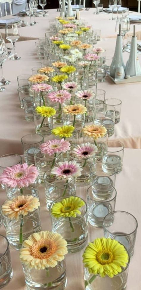 Wedding Table Placement, Simple Table Decorations, Sweet Table Wedding, Flower Table Decorations, Candle Table Decorations, Baby Shower Deco, Shower Style, Bridal Shower Flowers, Mothers Day Decor