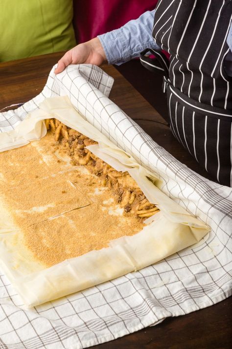 Roll up the strudel lifting and pulling only on the towel you put beneath. Apfelstrudel Recipe, Arnold Schoenberg, Martin Buber, Strudel Recipes, Ludwig Wittgenstein, Gustav Mahler, Viktor Frankl, Jewish Food, Sweetened Whipped Cream